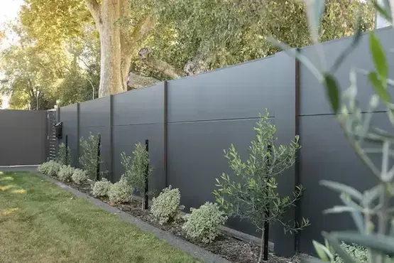 Installazione di Barriere Antirumore per Giardino con Materiali Fonoisolanti ChatGPT ha detto:<br />Perfetto! Ecco il titolo dell’immagine e un’alternativa (testo ALT) ottimizzati al massimo livello SEO per la tua immagine nell’articolo, focalizzati sulla keyword barriere antirumore:<br /><br />🖼️ Titolo immagine (title image attribute):<br />Installazione di Barriere Antirumore per Giardino con Materiali Fonoisolanti<br /><br />✅ Include keyword principale<br />✅ Aggiunge contesto tecnico e pratico<br />✅ Migliora la SEO semantica e l’accessibilità<br /><br />📝 Testo Alternativo (ALT tag):<br />Barriere antirumore per giardini privati installate per ridurre il rumore stradale con pannelli fonoassorbenti