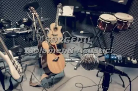 Scopri come insonorizzare efficacemente una stanza dedicata alla musica con questa guida dettagliata, che include tecniche avanzate e consigli pratici per migliorare l'acustica.
