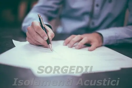 Approfondimenti su come le normative influenzano l'acustica degli spazi, fornendo linee guida utili per conformarsi ai requisiti normativi e migliorare la qualità del suono.