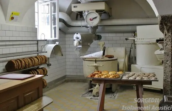 Impastatrice Panificio: Come Ridurre il Rumore Fastidioso Scopri le soluzioni per ridurre il rumore e le vibrazioni causate dalle impastatrici nei panifici, migliorando il comfort sia per i lavoratori che per i vicini.