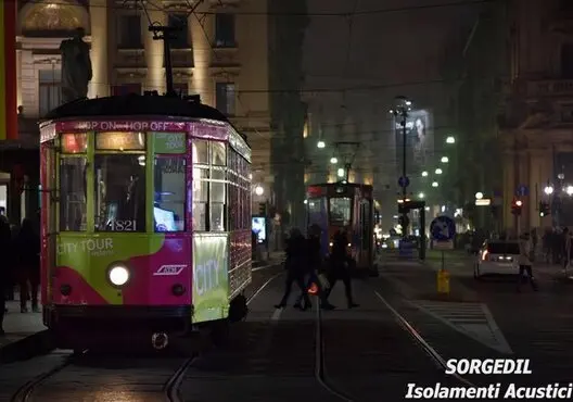 Scopri come risolvere il fastidio del rumore del tram con soluzioni efficaci di isolamento acustico, migliorando il comfort nella tua casa o ufficio.