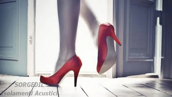Proteggi la Tua Casa dai Rumori con l'Isolamento Acustico del Soffitto: Guida Completa Vista di una stanza con soffitto insonorizzato per migliorare il comfort acustico<br /><br />