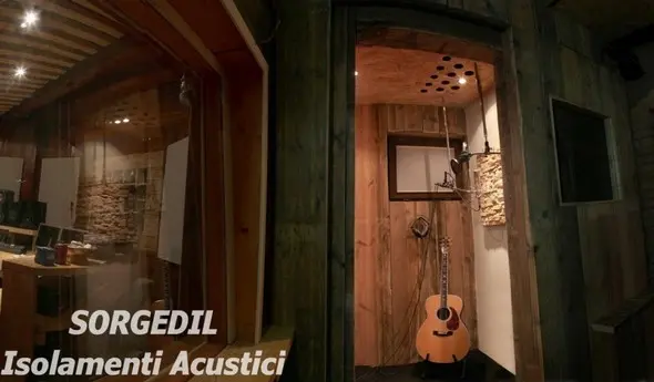 Isolamento acustico per stanza dedicata alla musica, con pannelli e materiali specializzati per ottimizzare l'acustica e ridurre il rumore.