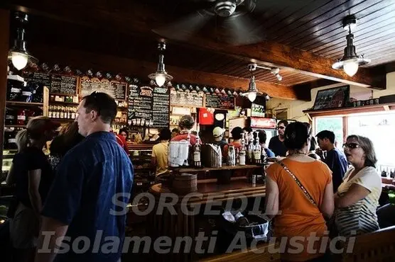 Scopri come gestire l'impatto acustico nei bar con soluzioni efficaci, migliorando l'ambiente sonoro per una piacevole esperienza dei clienti