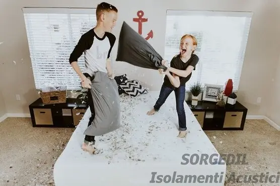 Il rumore dei bambini che giocano può essere fastidioso, specialmente di notte. Scopri come l'isolamento acustico può eliminare il disturbo dei giochi e migliorare la tranquillità a casa.