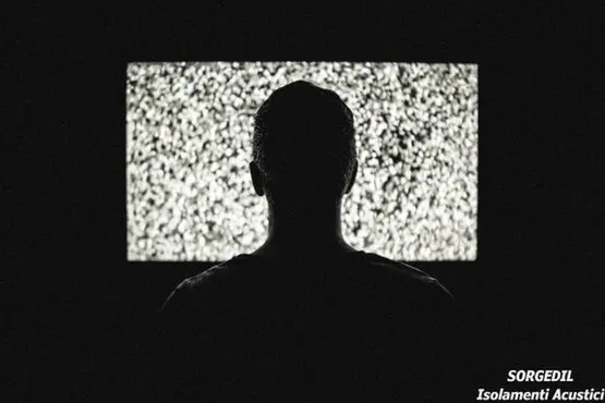 Il rumore bianco può sembrare una soluzione ideale per mascherare i rumori fastidiosi, ma i suoi effetti sul corpo e sulla mente possono avere un impatto a lungo termine. Scopri come e quando usarlo senza rischi.