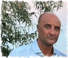 Davide è uno dei tecnici più esperti di Sorgedil Tecnologia del Silenzio, specializzato nell’isolamento acustico di pareti, soffitti e pavimenti. La sua precisione e competenza garantiscono installazioni impeccabili per il massimo abbattimento del rumore.