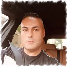 Marco è lo specialista di Sorgedil Tecnologia del Silenzio nell’installazione di finestre antirumore fino a 51 dB, garantendo un isolamento acustico efficace contro il traffico e i rumori esterni. Precisione e competenza per il massimo comfort acustico.