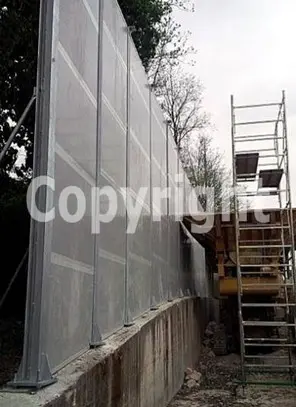 Pannelli fonoisolanti industriali con struttura solida in cantiere attivo<br /><br />