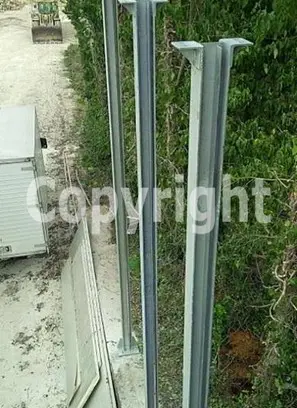Montanti metallici per pannelli fonoisolanti installati su terreno industriale<br /><br />