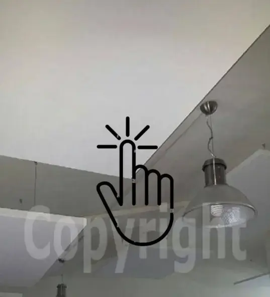 Installazione di isole fonoassorbenti a soffitto per la correzione acustica di un locale aperto al pubblico: soluzione invisibile per eliminare il rimbombo e migliorare l’esperienza sonora.