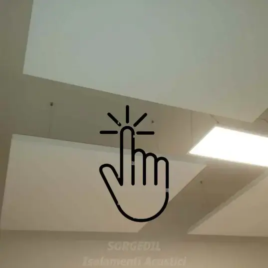 Installazione di isole fonoassorbenti a soffitto in ambienti pubblici: pannelli acustici sospesi per eliminare il rimbombo e migliorare il comfort acustico in modo elegante.