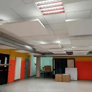 Controsoffitto acustico in sospensione per ridurre il rimbombo a scuola<br /><br />