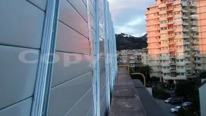 Silenzio Sovrano: Barriere Antirumore da Giardino contro il Frastuono delle UTA
