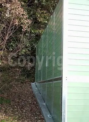 Pannelli fonoisolanti integrati nel paesaggio per ridurre i rumori esterni<br /><br />