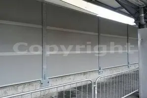 Pannelli antirumore montati a protezione di marciapiede ferroviario<br /><br />