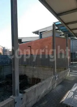 Struttura portante barriera antirumore su muretto perimetrale in città<br /><br />