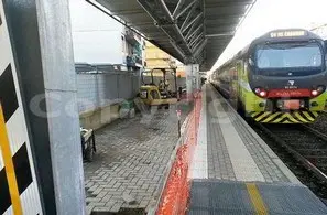 Posa barriere antirumore su marciapiede ferroviario in zona urbana<br /><br />