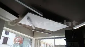 Trattamento acustico con pannello sospeso in locale moderno e luminoso<br /><br />