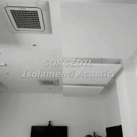 Correzione Acustica Soffitto Ufficio: Installazione Professionale con Pannelli Bianchi<br /><br /> Intervento di Correzione Acustica per Eliminare il Riverbero in Sala Riunioni<br /><br />