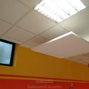 Correzione acustica con pannello a isola in mensa scolastica<br /><br />