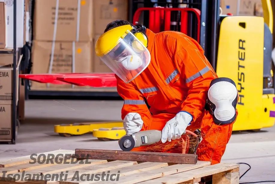 Correzione Acustica per Capannoni Industriali: Riduzione del Rumore per Ambienti Produttivi