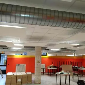 Pannelli fonoassorbenti tra impianti a vista e arredi scolastici<br /><br />