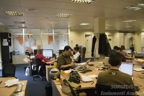 Riduci il rumore negli uffici open space con soluzioni di correzione acustica su misura. Migliora la concentrazione e il benessere lavorativo con pannelli fonoassorbenti e altre soluzioni efficaci. 🔇 Scopri di più!