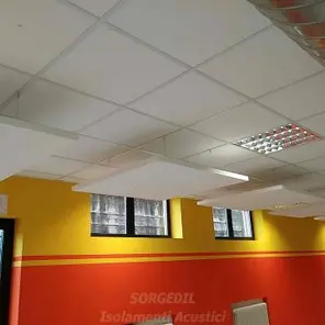 Pannelli acustici bianchi per ridurre il rimbombo a scuola<br /><br />