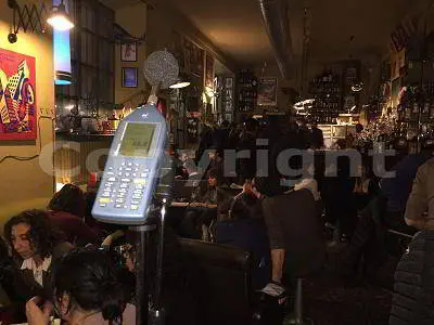 Misurazione notturna del rumore di un ristorante con fonometro certificato