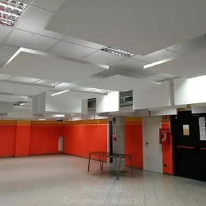 Baffles fonoassorbenti installati a soffitto in ambiente scolastico<br /><br />