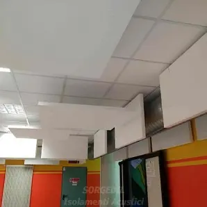 Correzione acustica con baffles su soffitto tecnico scuola<br /><br />