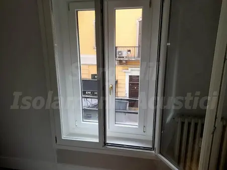 Silenzio Perfetto: Finestre Antirumore per un'Ambiente Domestico Tranquillo Silenzio Distinto: Finestre Antirumore per un'Ambiente Domestico Sereno
