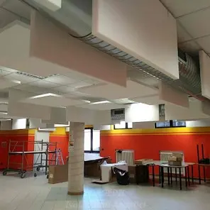 Correzione acustica con baffles tra impianti e arredi scolastici<br /><br />