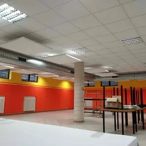 Installazione pannelli acustici a soffitto in mensa rumorosa<br /><br />