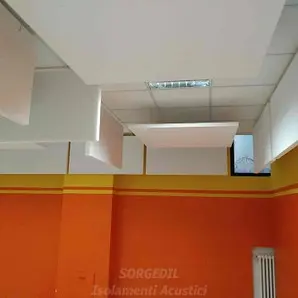 Dettaglio installazione pannelli acustici su soffitto tecnico<br /><br />