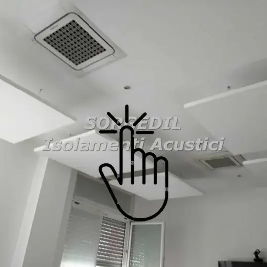 Installazione professionale di isole fonoassorbenti a soffitto per migliorare l’acustica in uffici e ambienti di lavoro: soluzione ideale contro rimbombo e fastidi sonori.