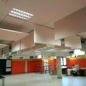 Pannelli acustici sospesi per ridurre il rimbombo a scuola<br /><br />