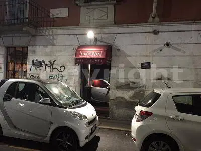 Misurazione del rumore ambientale di un ristorante in attività notturna