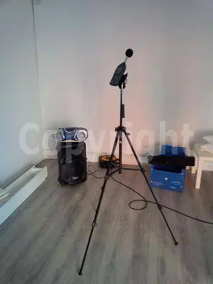 Fonometro e Diffusore in Uso per Test Acustico – Sorgedil<br /><br />