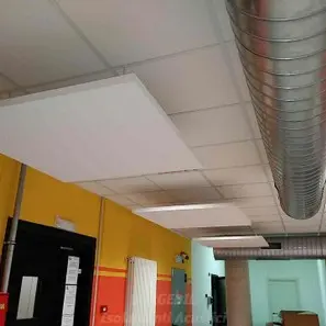 Pannelli fonoassorbenti installati su soffitto tecnico scuola<br /><br />
