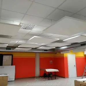 Installazione baffles acustici tra impianti e luci a scuola<br /><br />