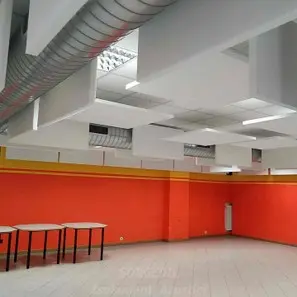 Baffles acustici sospesi per ridurre il rumore a scuola<br /><br />
