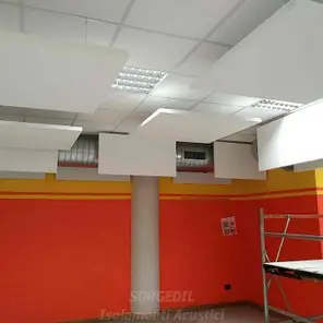 Baffles acustici tra colonne e impianti a soffitto scuola<br /><br />