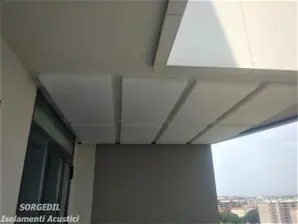 Installazione pannelli fonoassorbenti a soffitto su balcone esterno<br /><br /> Soluzione antirumore per balconi: pannelli fonoassorbenti Sorgedil<br /><br />
