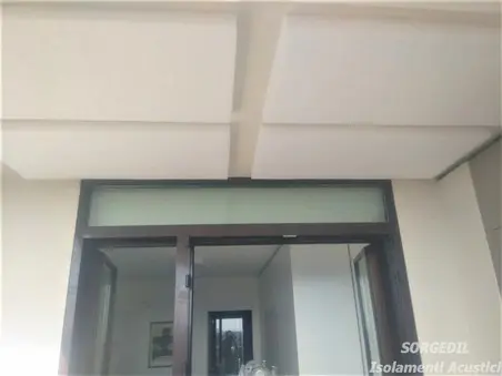 Correzione riverbero e rumore: Pannelli fonoassorbenti a soffitto Correzione del riverbero e rumore con pannelli fonoassorbenti a soffitto: soluzioni efficaci per l'acustica degli ambienti