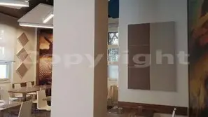 Soluzione fonoassorbente decorativa applicata in sala con arredo di design<br /><br />