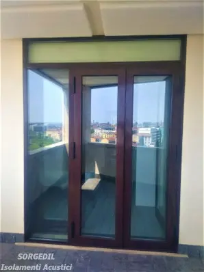Vista su balcone silenzioso dopo l’isolamento acustico professionale<br /><br /> Soluzione completa di insonorizzazione per esterni by Sorgedil<br /><br />
