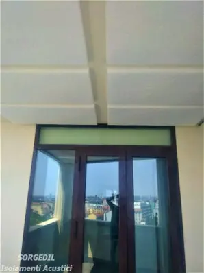 Pannelli Fonoassorbenti Installati sul Soffitto di un Balcone Panoramico<br /><br /> Insonorizzazione Completa con Pannelli Antirumore per Esterni<br /><br />