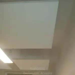 Soluzione Acustica a Soffitto per Ridurre il Riverbero – Ufficio Silenzioso con Sorgedil<br /><br />